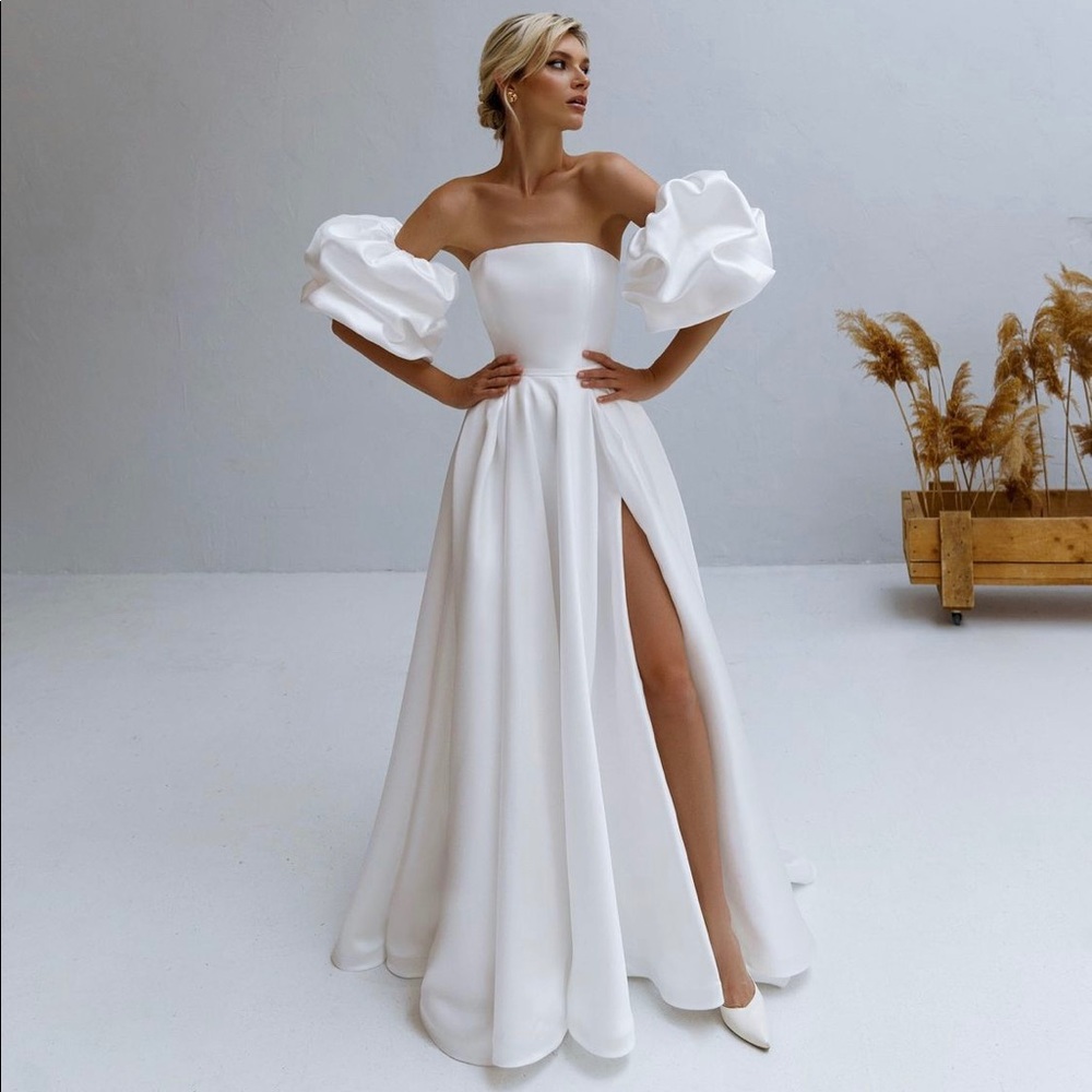 White Satin Wedding Dress with Puffed Sleeves Modern Classic, fits size XS, S